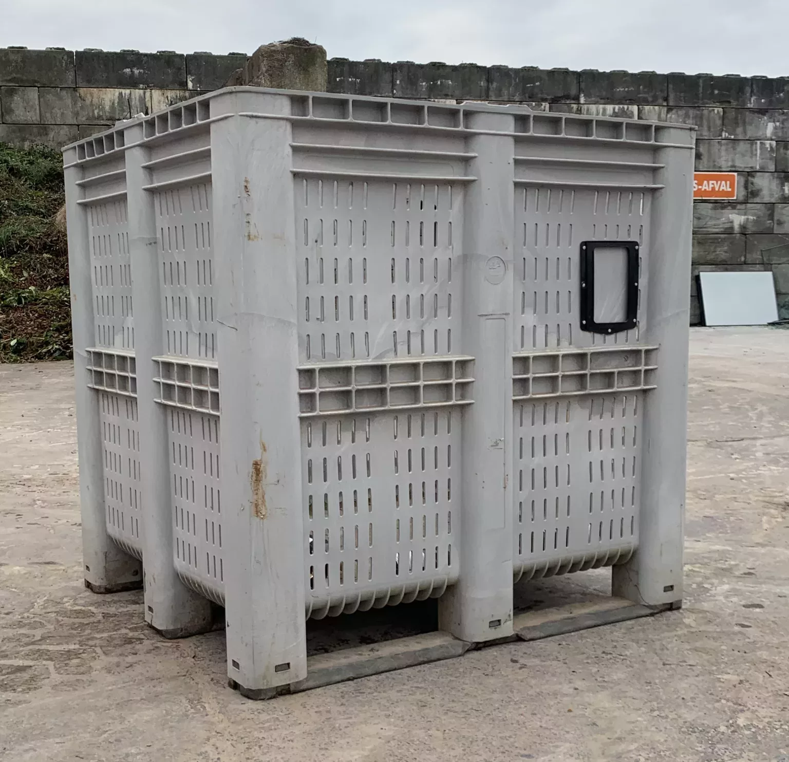 Vulsteke verbeke poperinge palletbox containerverhuur inzameling kleine hoeveelheden 1400 L